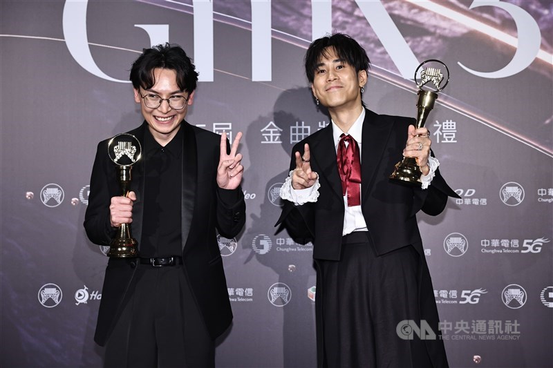 歌曲プロデューサー賞を受賞した片山凉太(右)とロン・ウェンホン(龍玟宏)。片山は日本には4歳以降戻っていないため日本語は話せないと明かし、中国語でインタビューに応じた=台北・台北アリーナで2024年6月29日、中央社記者翁睿坤撮影