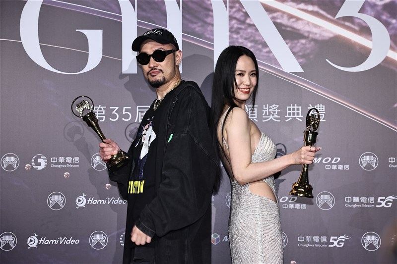華語男性歌手賞を受賞したエム・シー・ホットドッグ（左）と華語女性歌手賞を受賞したシーシー・スン（右）＝台北・台北アリーナで2024年6月29日、中央社記者翁睿坤撮影