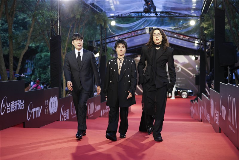 レッドカーペットを歩くSIRUP(中央)とThe Crane(鶴=右)、whoosh(左)=台湾テレビ提供