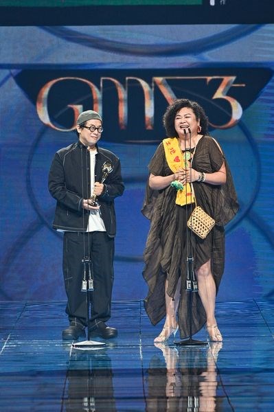 受賞スピーチをするパナイ(右)=台湾テレビ提供