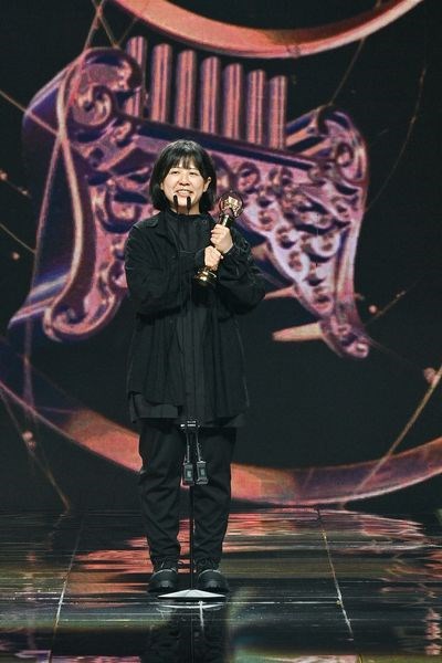 欠席したメンバーに代わって受賞スピーチをするノー・パーティー・フォー・ツァオ・ドンのマネジャー(台湾テレビ提供)