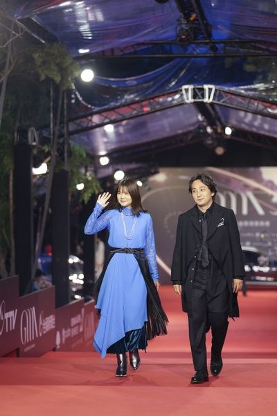 レッドカーペットを歩くいきものがかりの2人(台湾テレビ提供)