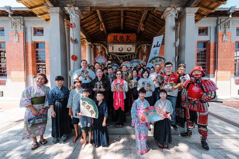 しめ飾りなどを手に「武徳殿」百歳の誕生日を祝う高雄市民ら（同市文化局提供）