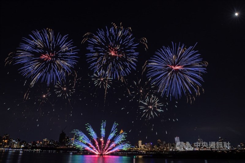 台北市内で打ち上げられた花火＝2024年7月17日、陳昱婷撮影