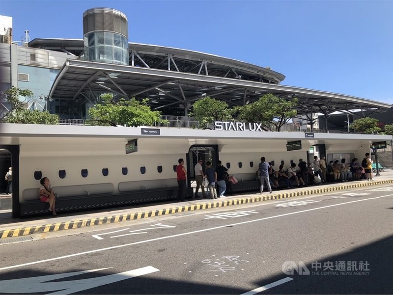 基隆市に登場する飛行機の客室の形をしたバス停＝王朝鈺撮影