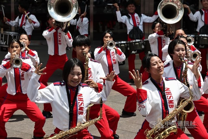 炎天下の中でパフォーマンスを行う部員たち=19日、翁睿坤撮影