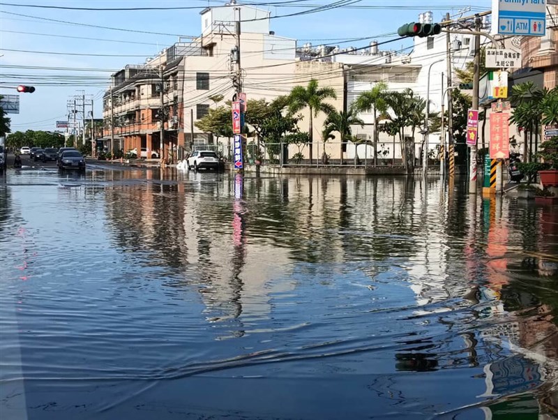 路面が冠水した東港の道路＝東津里・葉而項里長提供