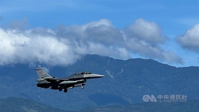 22日に始まった定例軍事演習「漢光40号」の実動演習で、西部の各空軍基地から東部の基地に向かうF16戦闘機＝台東県で2024年7月22日、中央社記者盧太城撮影