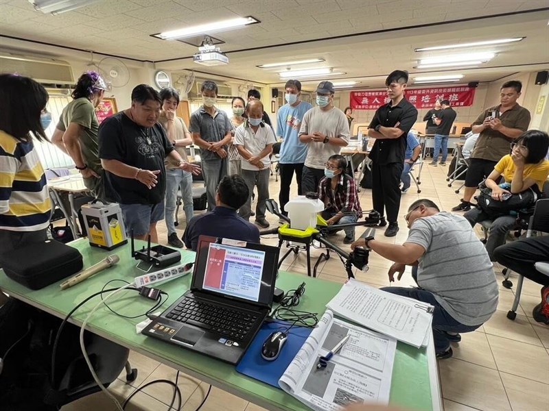 無人機の操縦士を養成する特別講座の受講生ら＝嘉義県政府提供