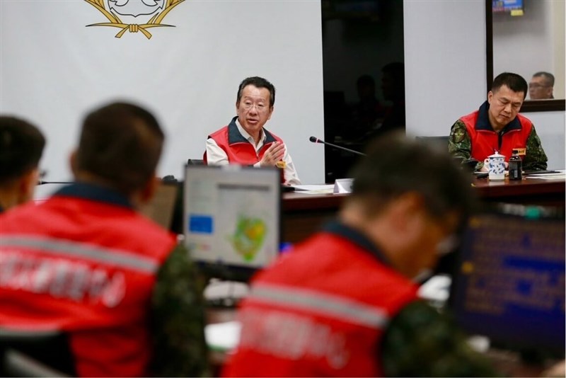 防災に関する会議に出席した顧立雄国防部長（奥左）＝軍事新聞通信社提供