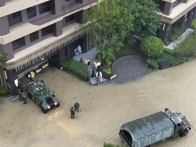 道路が冠水した地域に派遣された軍兵士ら＝2024年7月25日、高雄市左営区（読者提供）