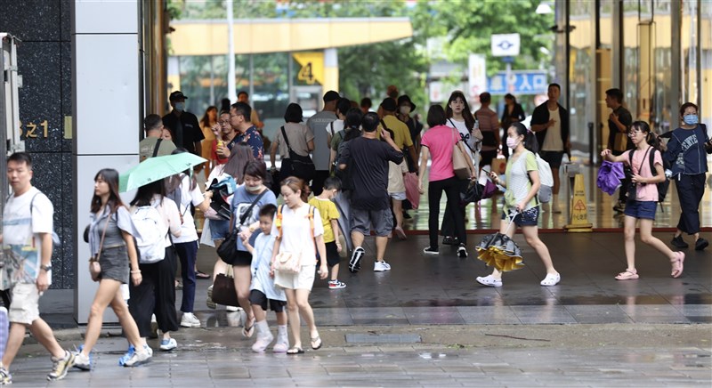 台風3号が台湾海峡に抜けて風雨が弱まり、台北市の繁華街には多くの人が繰り出した＝2024年7月25日、中央社記者張新偉撮影