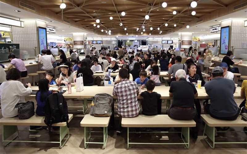 多くの食事客でにぎわうデパートのフードコート＝2024年7月25日、中央社記者張新偉撮影