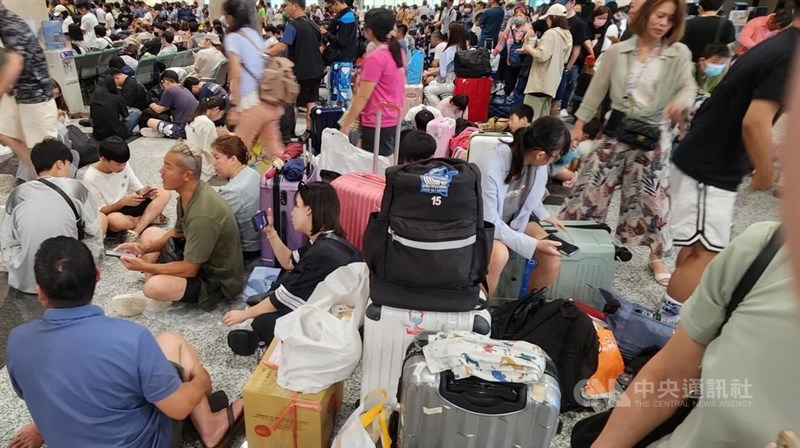 離島の澎湖空港で空席待ちをする旅行者ら