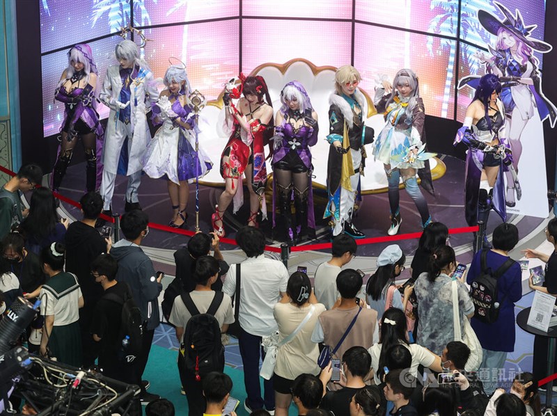 漫画博覧会でコスプレーヤーの写真を撮る来場者ら＝2024年7月26日、中央社記者謝佳璋撮影