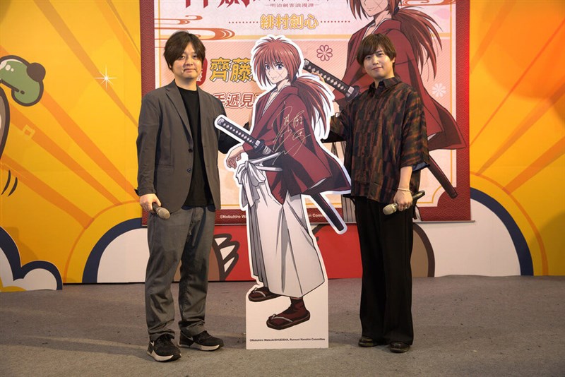 新作アニメシリーズとして蘇った「るろうに剣心 －明治剣客浪漫譚－」で主人公の緋村剣心の声を担当する声優の斉藤壮馬（右）と同シリーズを製作するアニプレックスの丹羽将己プロデューサー＝曼迪伝播提供