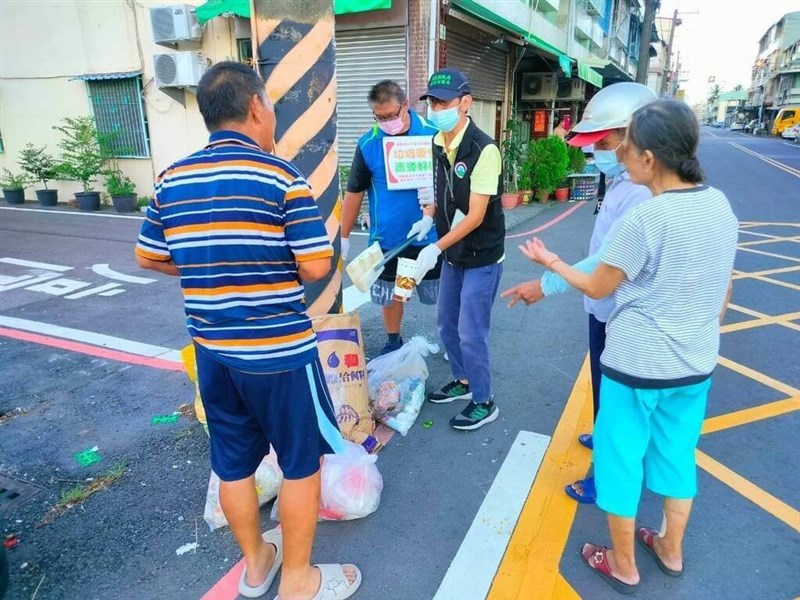 ごみ袋を開けて調査する様子＝屏東県政府環境保護局提供