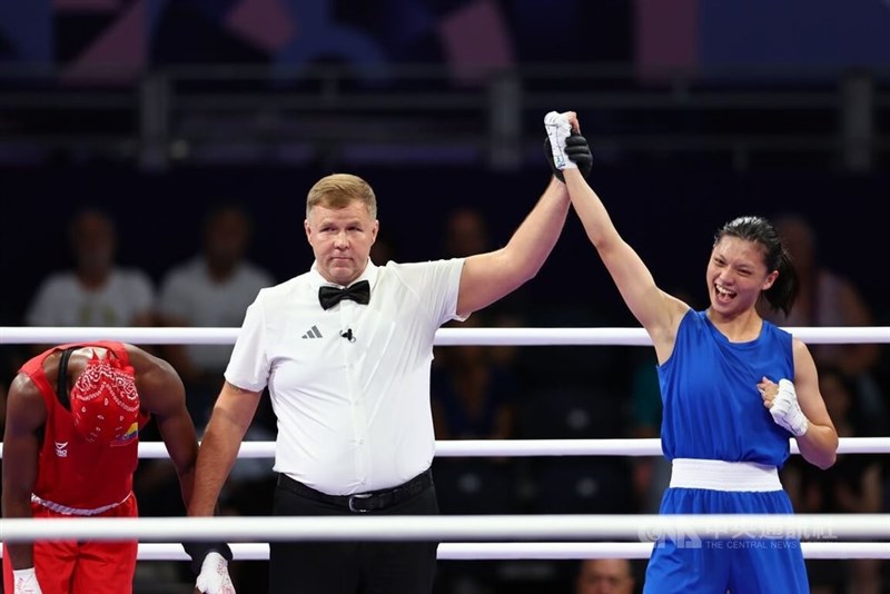 ボクシング女子60キロ級の準々決勝でエクアドル選手に判定勝ちした台湾の呉詩儀（右）