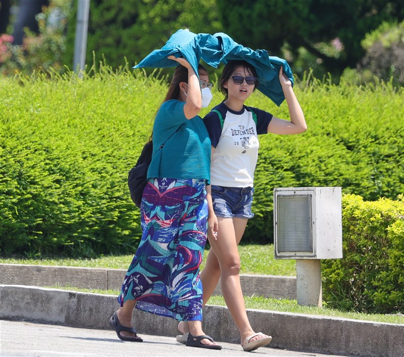 厳しい暑さとなった台北市信義区の中正記念堂を歩く市民＝2024年8月3日、中央社記者謝佳璋撮影