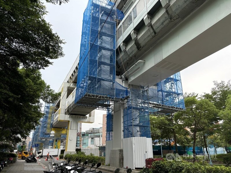 地震でずれた橋桁の修復が進んでいる＝6日、中央社記者高華謙撮影