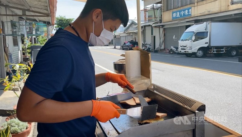 開業した屋台で調理する中学生の許さん＝7日、中央社記者盧太城撮影