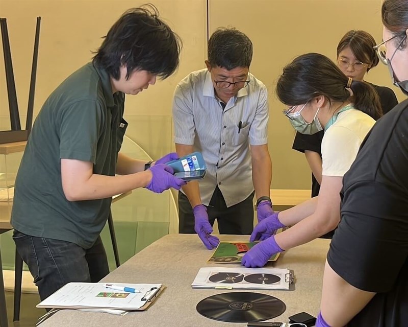 国立民族学博物館主催の「客家と日本」展で展示されるレコード（客家委員会客家文化発展センター提供）