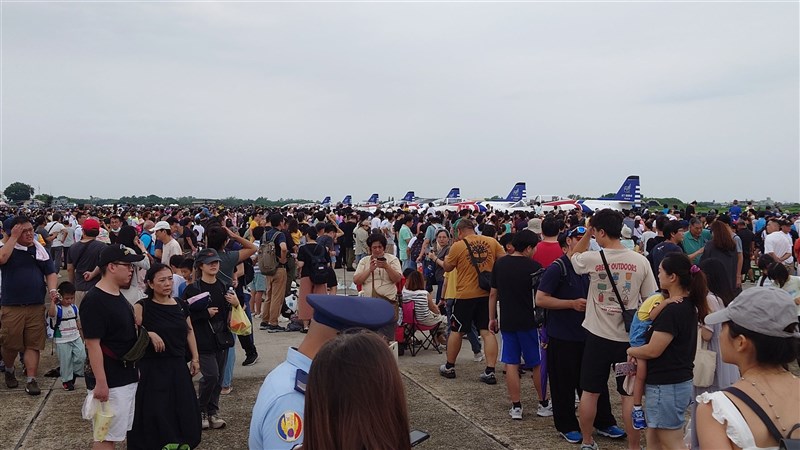 一般公開され来場者でにぎわう空軍嘉義基地＝2024年8月10日中央社記者蔡智明撮影