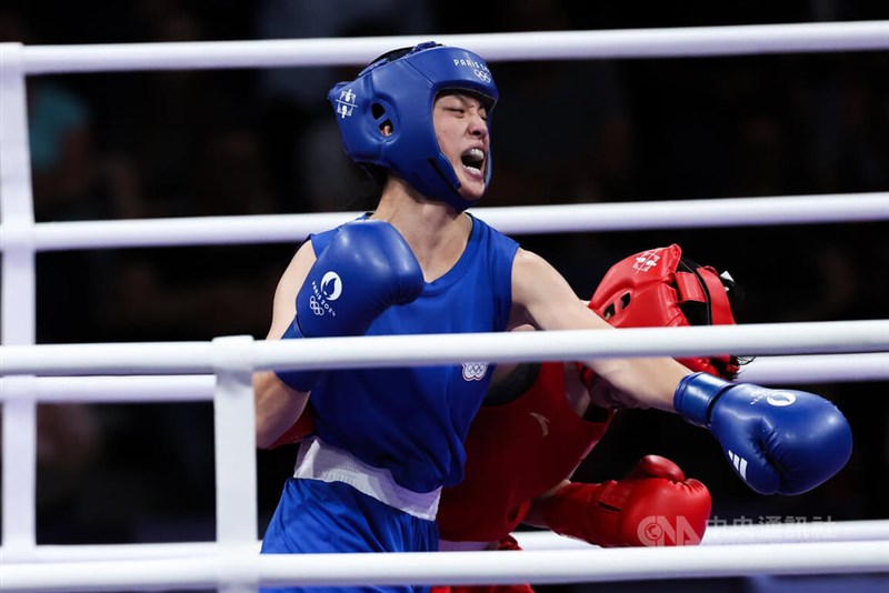 準決勝を戦うボクシング女子60キロ級の呉詩儀=2024年8月4日、中央社撮影