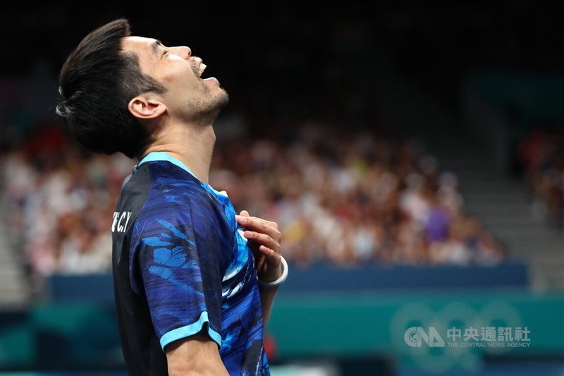 卓球男子の荘智淵は団体準々決勝敗退後、引退を表明した。43歳の荘は五輪に6大会連続出場し、台湾の卓球界を牽引してきた。準々決勝でマッチポイントを奪われた直後には天を仰ぎ、悔しさをにじませた=2024年8月7日、中央社記者王騰毅撮影