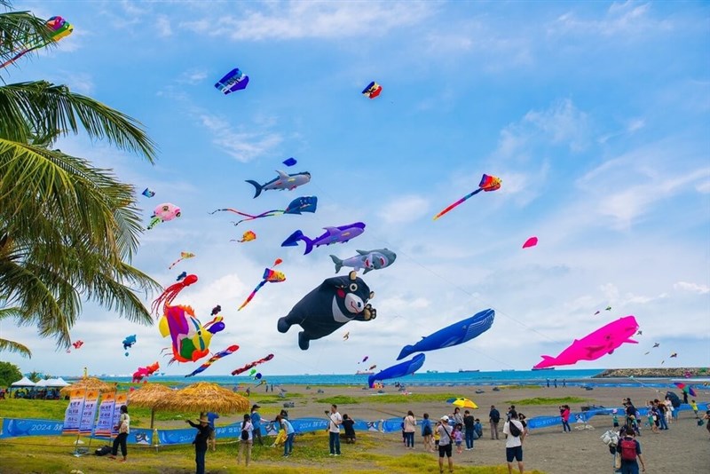 空に揚がる色とりどりのたこ＝高雄市政府観光局提供