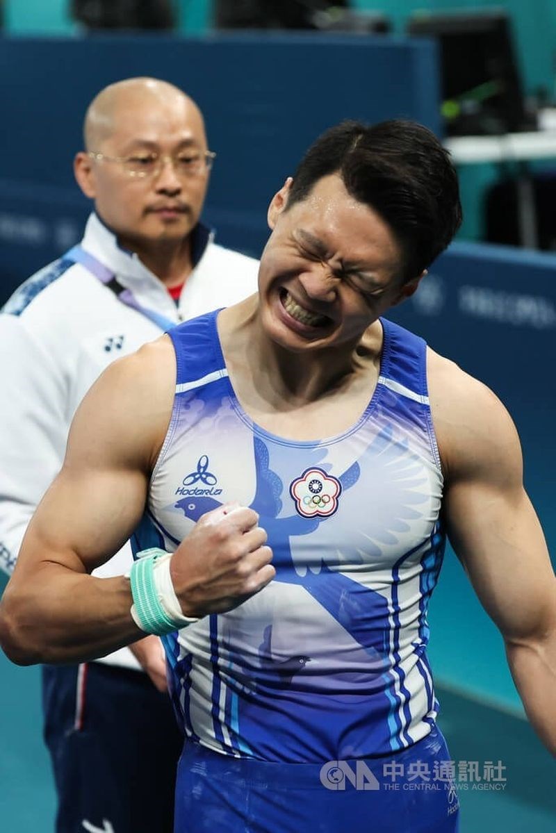 体操男子の種目別鉄棒で銅メダルを獲得した唐嘉鴻。ミスもあり、演技後には悔しそうな表情を浮かべたが、銅メダルの獲得が分かると手で顔を塞いでこみ上げる強い思いをのぞかせた=パリで2024年8月5日、中央社記者呉家昇撮影