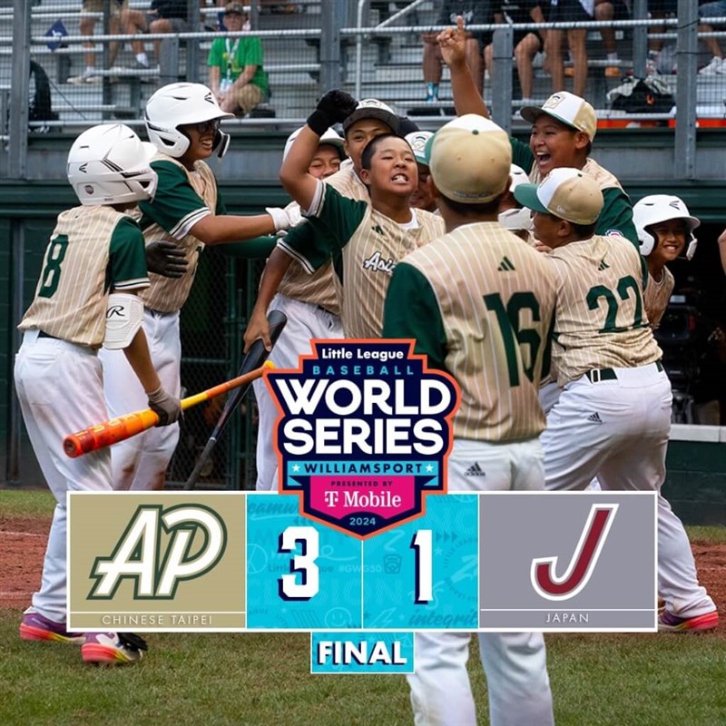 日本戦に勝って喜ぶ亀山小の選手ら（facebook.com/littleleagueから）