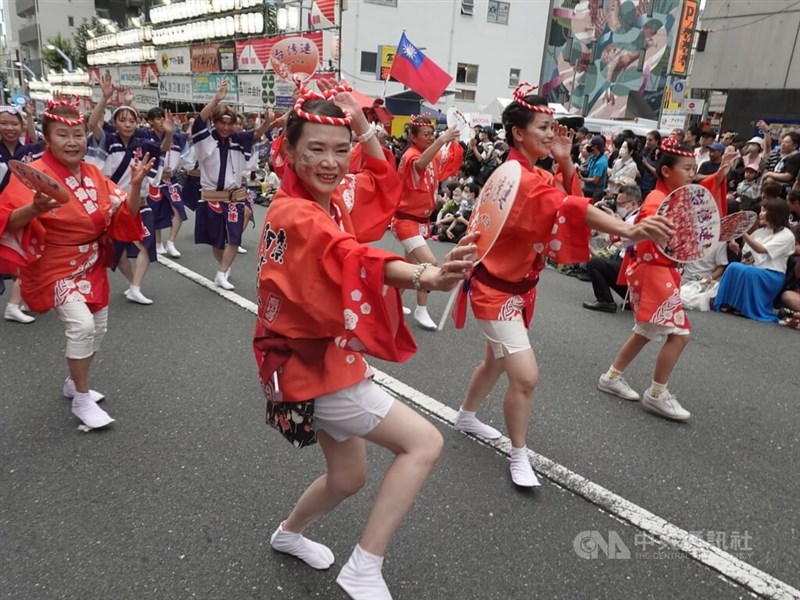 24日、東京高円寺阿波おどりに参加する「台湾連」のメンバーたち＝楊明珠撮影