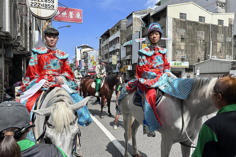 馬に乗って参拝に向かう呉さん（右）と徐さん（左）＝読者提供