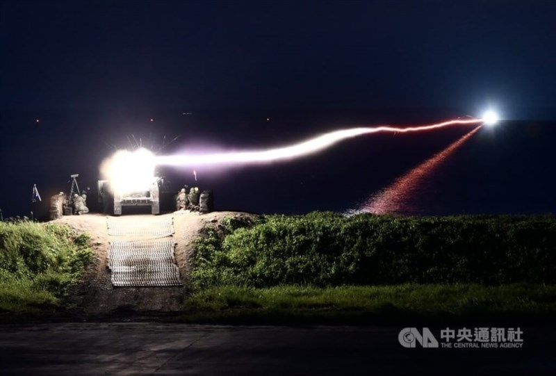 対戦車ミサイル「TOW2A」の夜間実射訓練＝2024年8月26日、屏東県