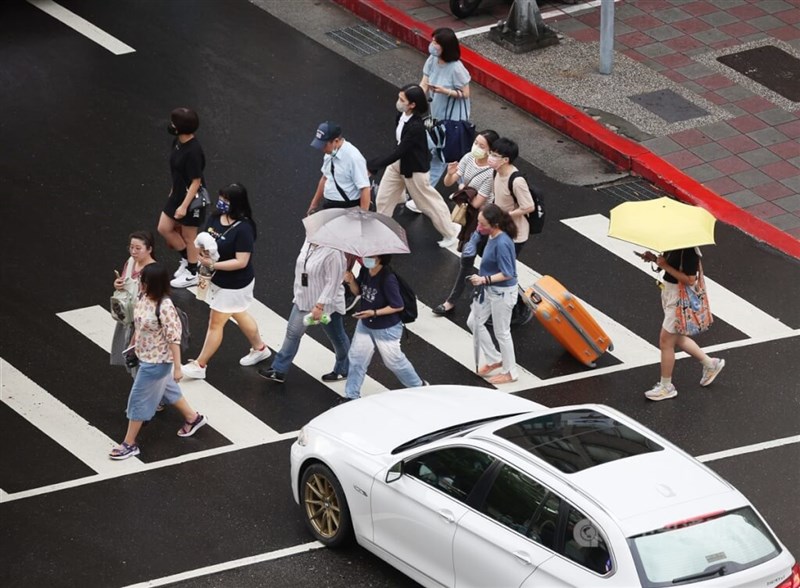 台北市内の横断歩道を渡る歩行者＝中央社資料写真