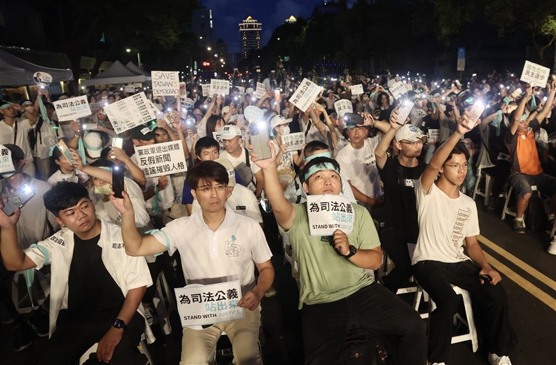 民衆党が立法院周辺で行う集会の様子＝8日、張皓安撮影