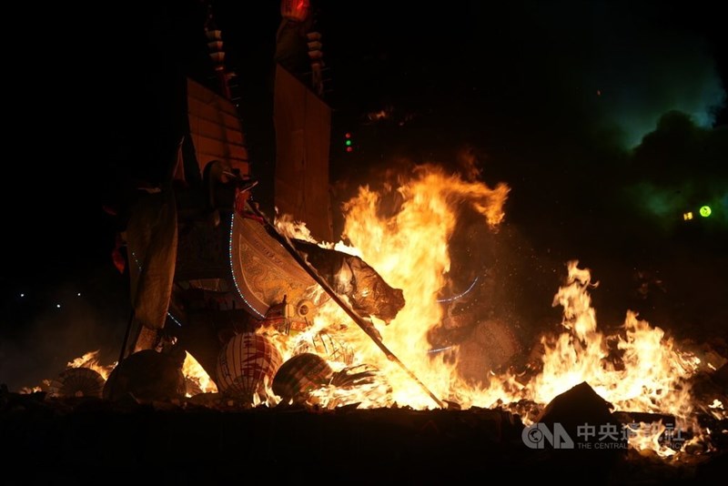 炎に包まれる「王船」＝9日、黄郁菁撮影