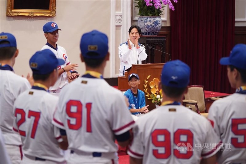 U-18アジア選手権で優勝した台湾チームの選手を祝福する頼清徳総統(中央)=2024年9月9日、中央社記者徐肇昌撮影