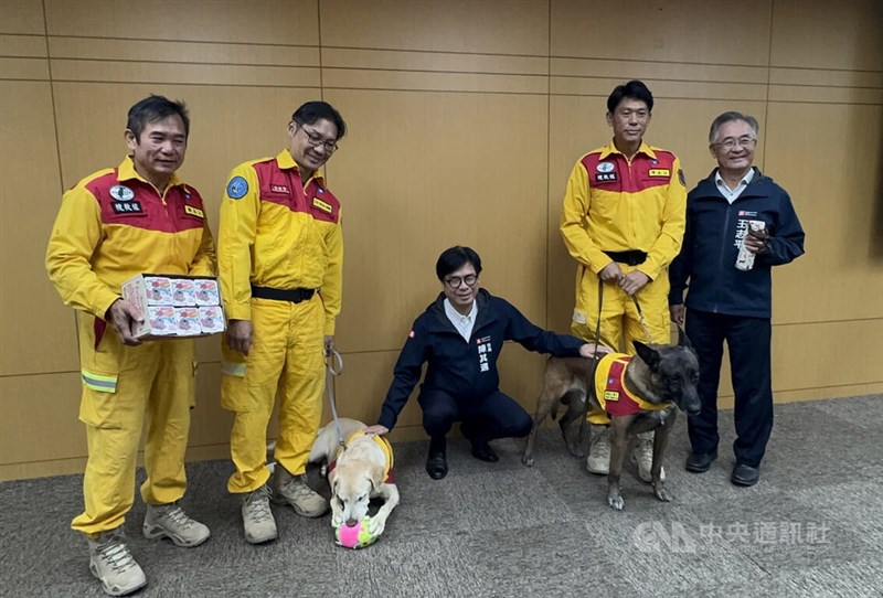 災害救助犬のロジャー・伝八と写真に写る陳其邁市長（中央）＝10日、蔡孟妤撮影