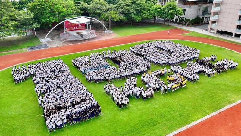 高雄女子高校の校庭に浮かび上がった創立100周年を祝う「KGHS100」の人文字＝同校提供