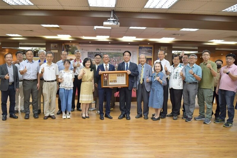 旭日中綬章を母校の屏東科技大学に寄贈した丁澈士さん（前列左から6人目）。同7人目は同大の張金竜学長（同大提供）