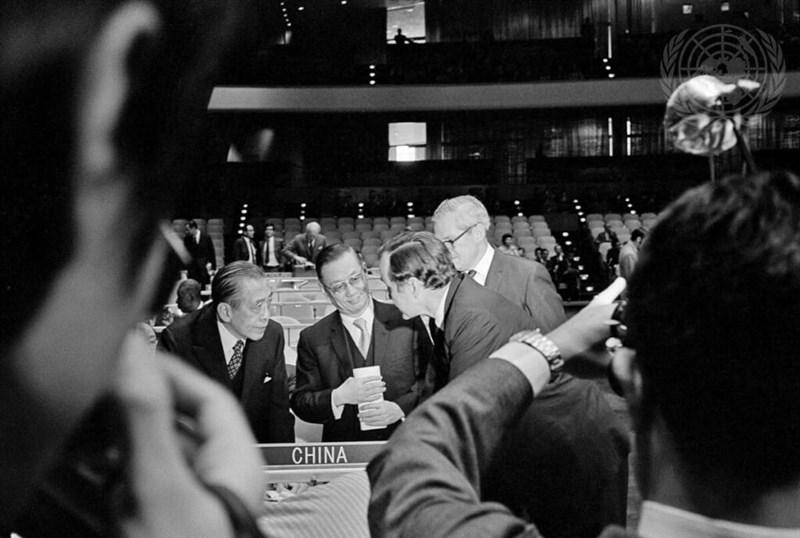 1971年10月18日、米国のジョージ・ブッシュ国連常駐代表(前列右)は国連総会で中国代表権に関する討論が行われるのを前に、中華民国の周書楷外交部長(中央)や劉鍇中華民国国連常駐代表(左)と議論を交わした=肩書はいずれも当時=(国連公式サイトより)