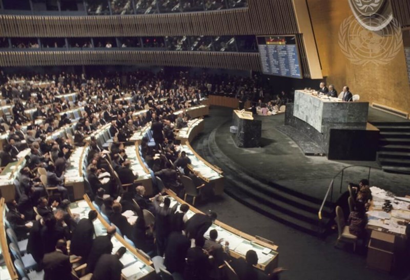 1971年10月25日、国連総会で「「中華人民共和国の国連組織での合法的権利回復」に関する決議案が賛成多数で採択された(国連公式サイトより)