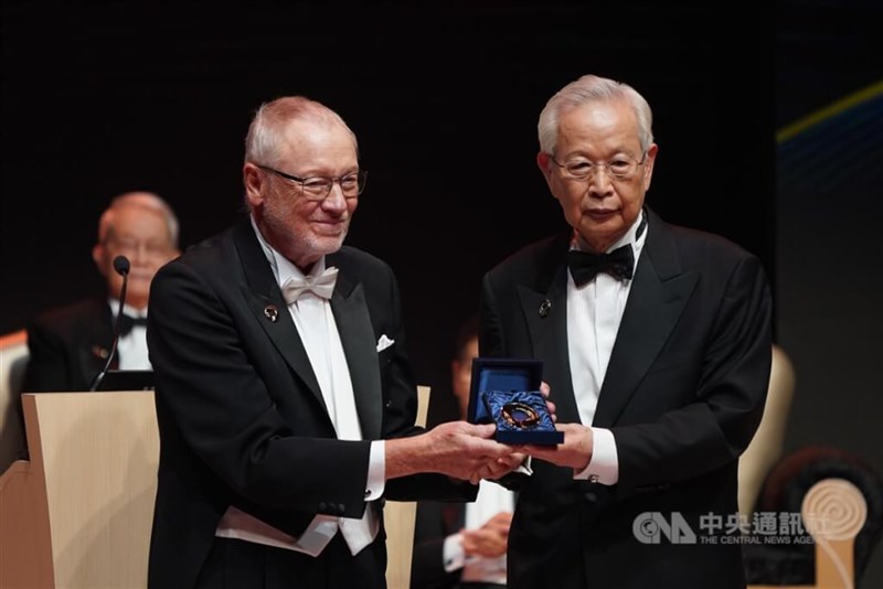 唐奨「バイオ医学賞」受賞したイェンス・ジュール・ホルスト氏(左)=27日、徐肇昌撮影