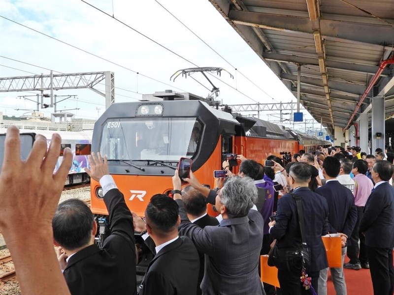 運行を開始した台湾鉄路の電気機関車E500型＝2024年9月30日、基隆市の七堵駅（同社提供）