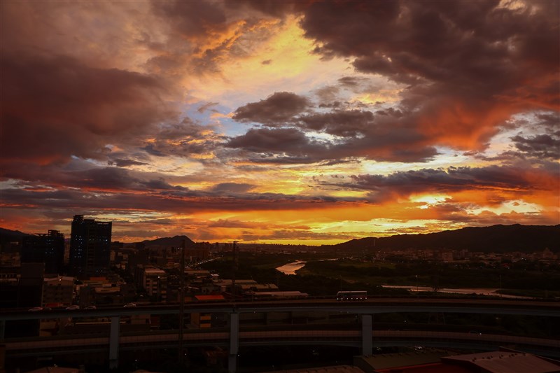 怪しい夕焼け空=9月30日、王騰毅撮影