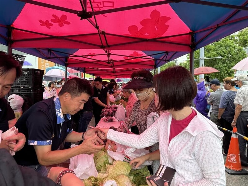 吉安郷で栽培された野菜を購入する買い物客ら＝2024年10月4日、中央社記者張祈撮影