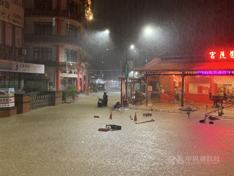 4日、大雨で道路が冠水した新北市金山区