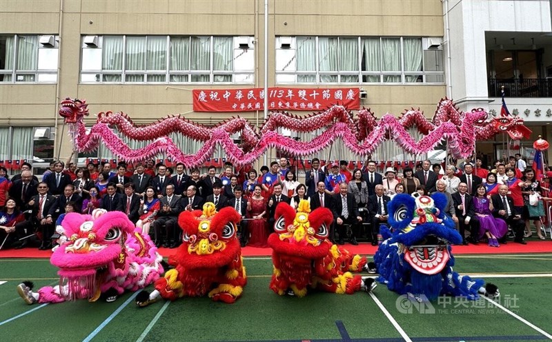 10日の中華民国国慶日を祝って東京中華学校では6日、祝賀イベントが開かれた。竜舞や獅子舞などのパフォーマンスが披露されたのち、記念撮影を行う来場者たち＝楊明珠撮影